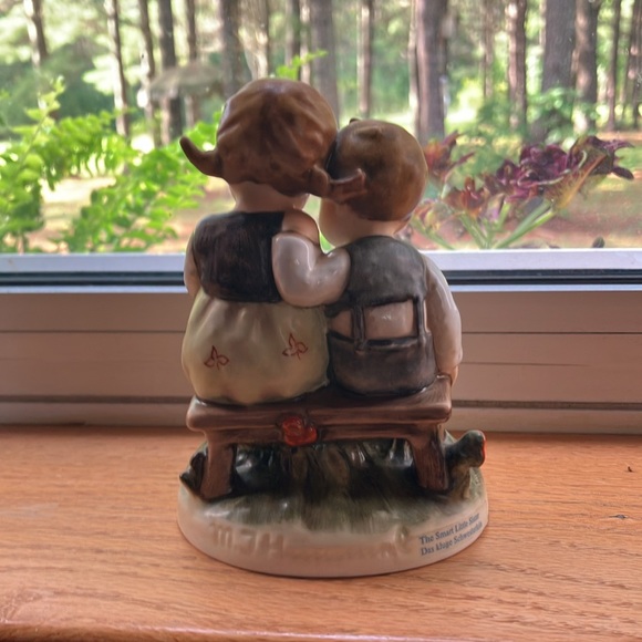 Authentic Hummel figurine “the smart little sister” - Picture 2 of 12